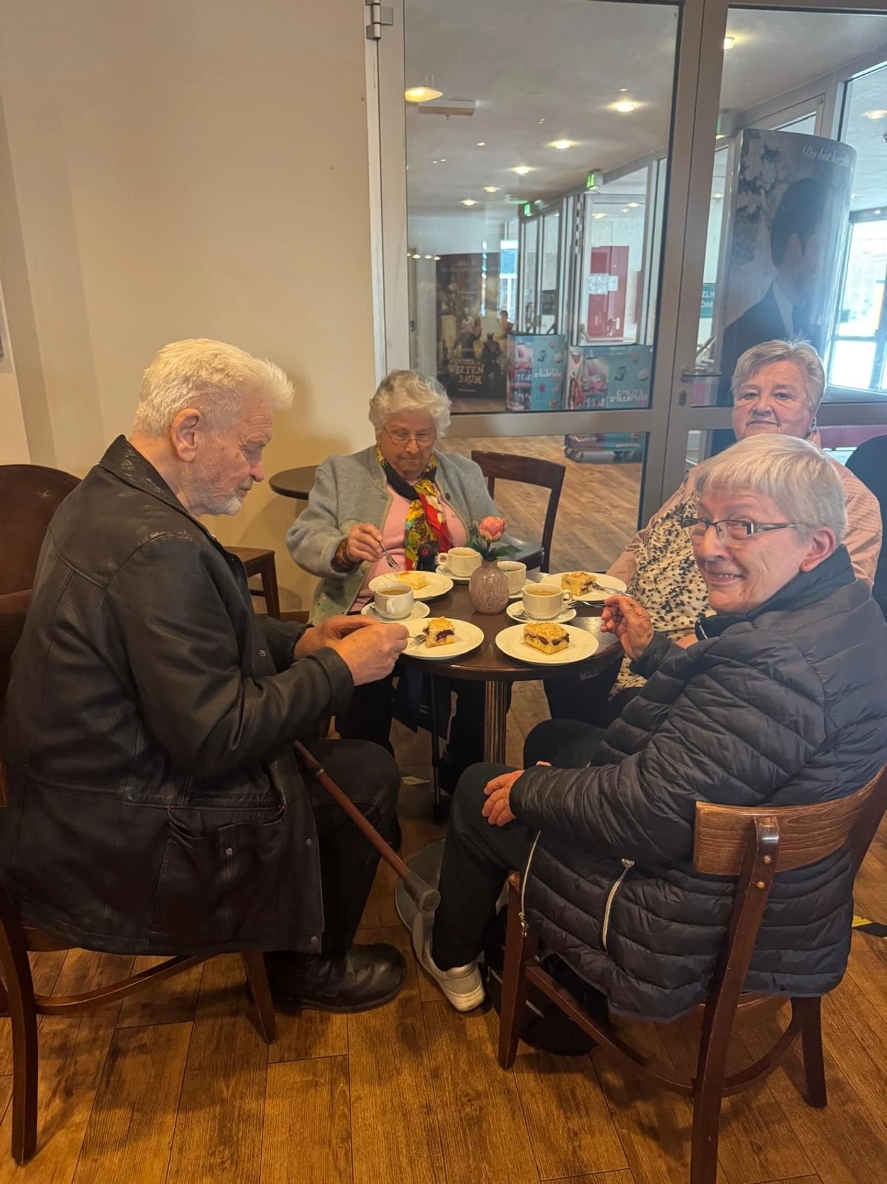 Ausflüge und Veranstaltungen bei Pflegefokus Dresden GmbH Fröhlicher Nachmittag im Film Café des Rundkinos