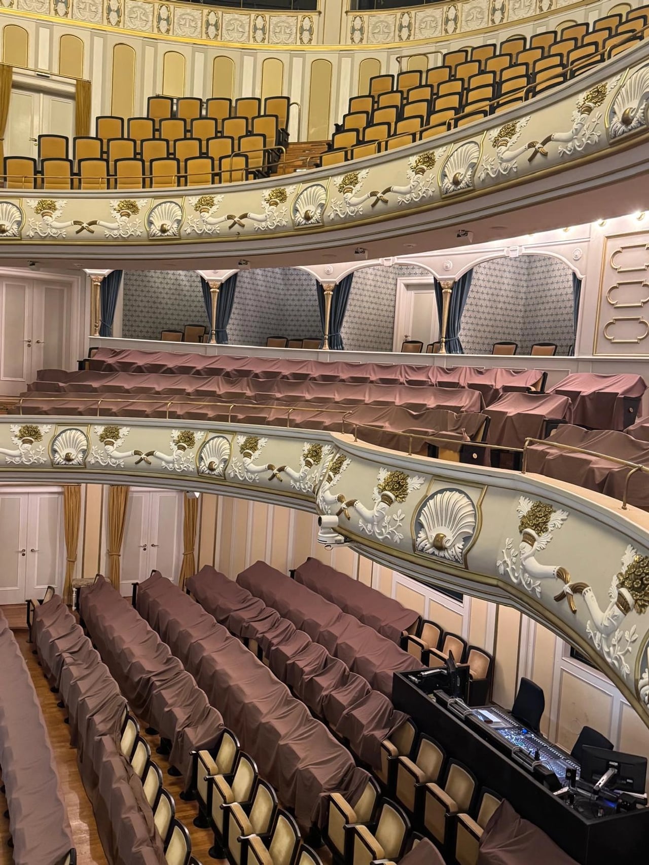 Führung im Schauspielhaus Dresden Führung im Schauspielhaus Dresden – Ein Blick hinter die Kulissen